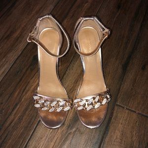 Beautiful Rose sandals with chain details on front